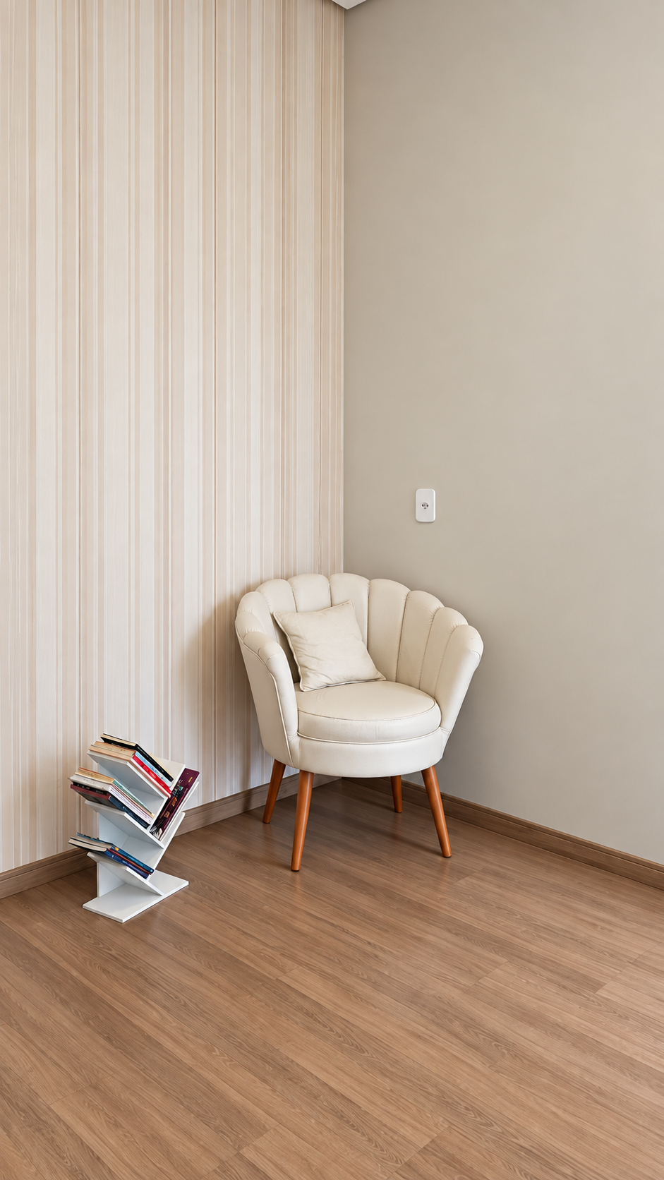 Poltronas do lounge com vista para o jardim